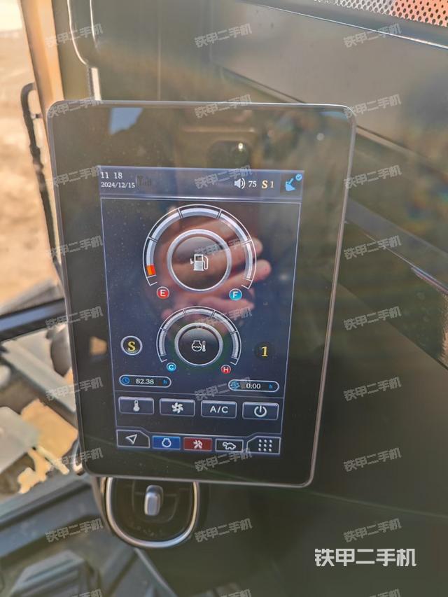 回轉(zhuǎn)馬達(dá)和主控閥（整機(jī)外觀）