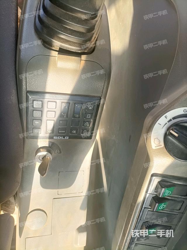 座椅右側(cè)控制臺/鑰匙門/油門/含右手柄（駕駛室部分）