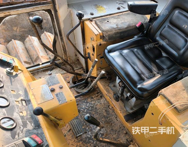 駕駛室內(nèi)部全景(推土機(jī)駕駛室) 駕駛室內(nèi)部全景(推土機(jī)駕駛室)