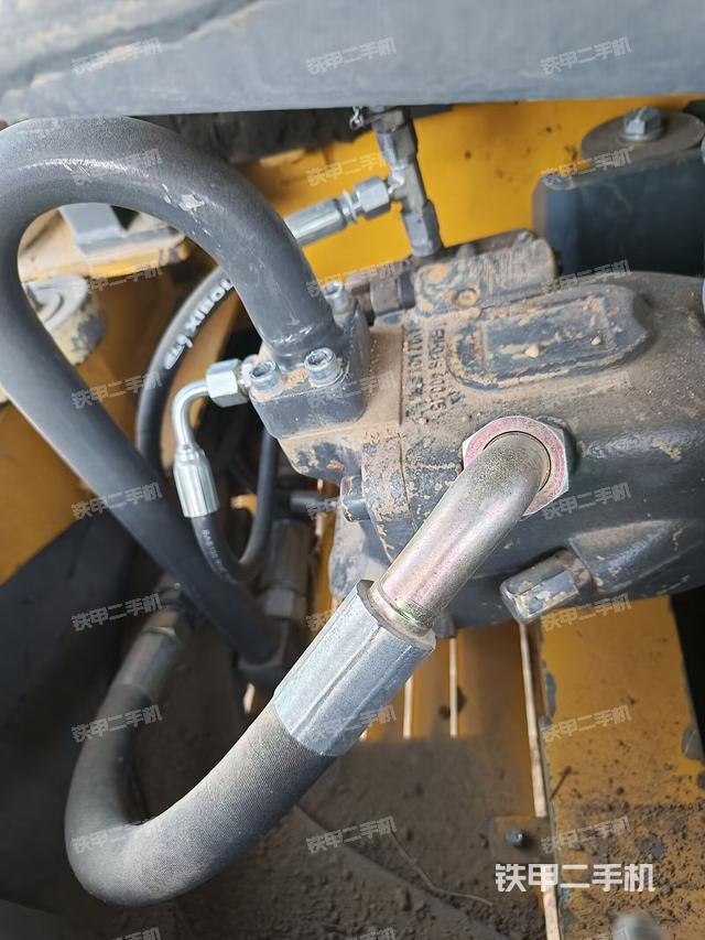 液壓泵艙室正面整體(整機外觀) 液壓泵艙室正面整體(整機外觀)