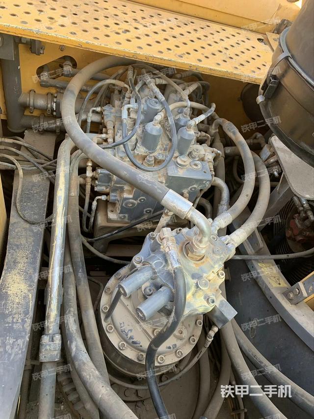 回轉(zhuǎn)馬達(dá)和主控閥（整機(jī)外觀）