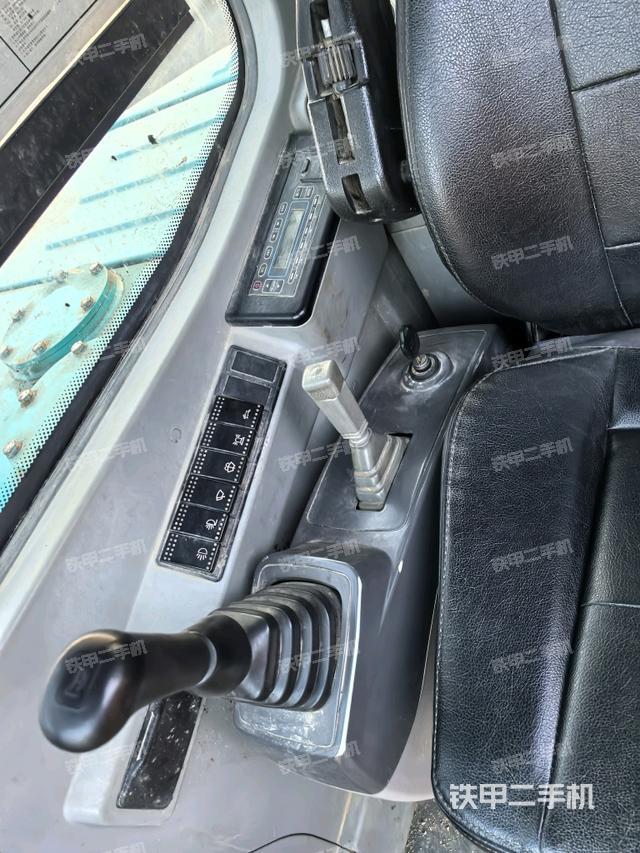 座椅右側(cè)控制臺/鑰匙門/油門/含右手柄（駕駛室部分）