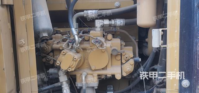 液压泵舱室正面整体（整机外观）