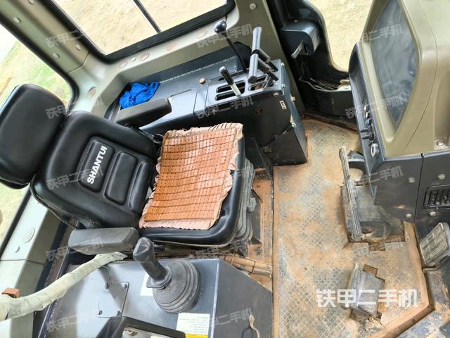 駕駛室內(nèi)部全景（推土機駕駛室）