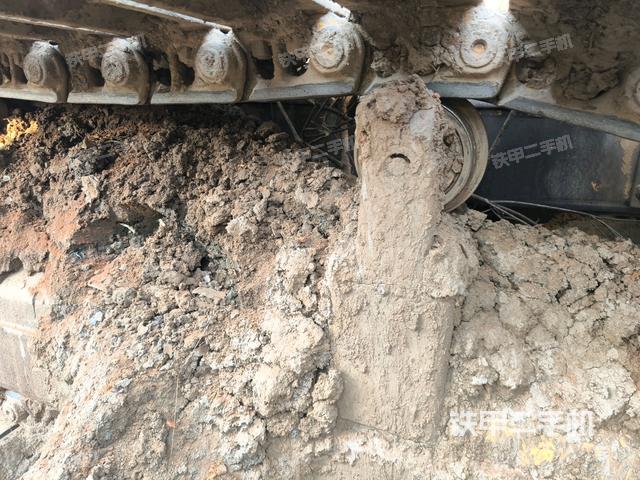 右側(cè)履帶全景(推土機(jī)底盤及工作裝置) 右側(cè)履帶全景(推土機(jī)底盤及工作裝置)