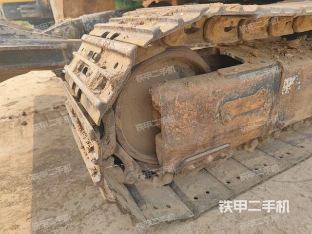 單側(cè)履帶整體(整機(jī)外觀) 單側(cè)履帶整體(整機(jī)外觀)