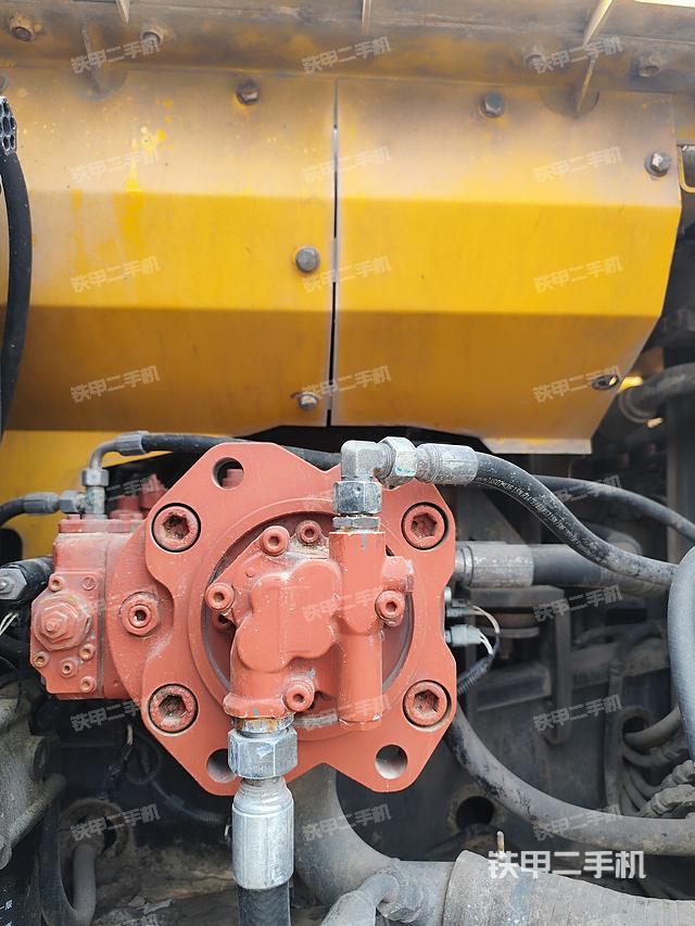 液压泵舱室正面整体（整机外观）