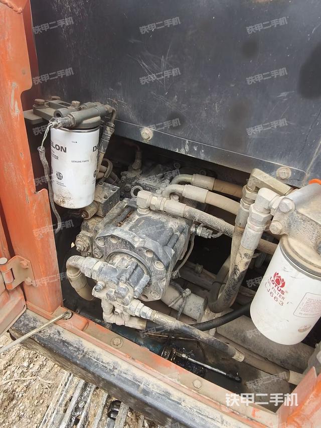 液压泵舱室正面整体（整机外观）