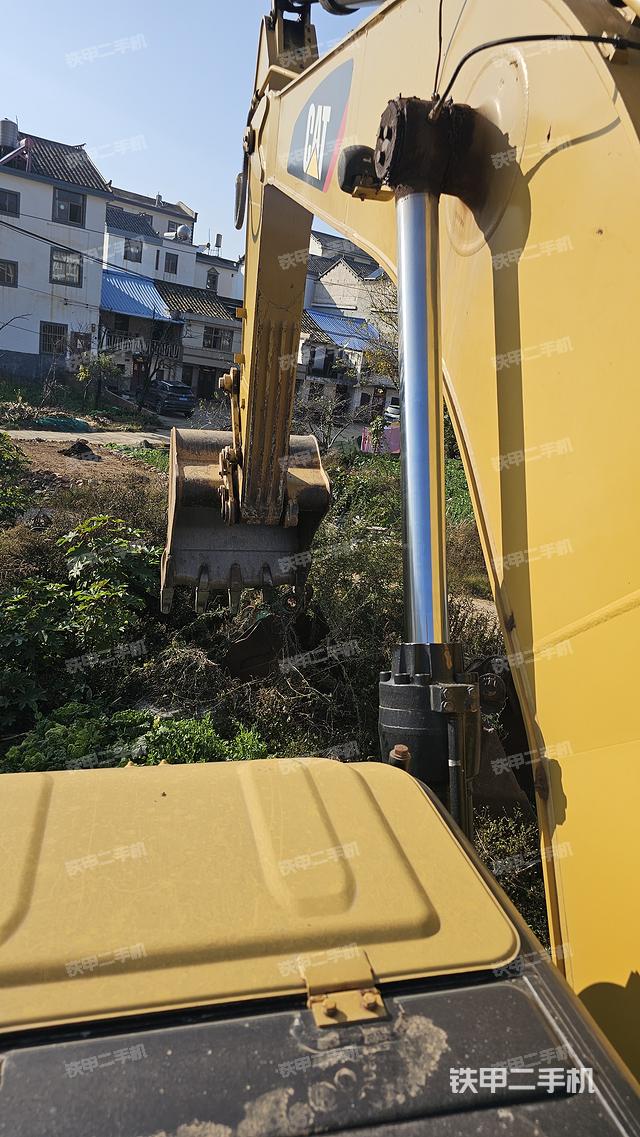 駕駛室頂部(整機(jī)外觀) 駕駛室頂部(整機(jī)外觀)
