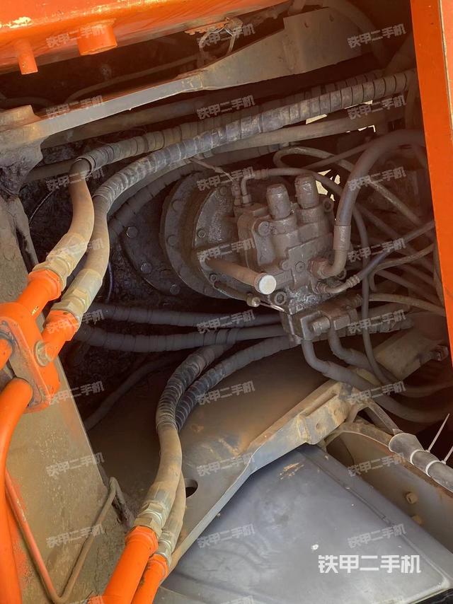 回轉(zhuǎn)馬達(dá)和主控閥（整機(jī)外觀）