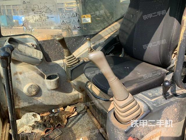 駕駛室整體(整機外觀) 駕駛室整體(整機外觀)