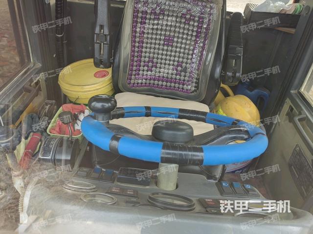 右側(cè)正面照（壓路機(jī)駕駛室）