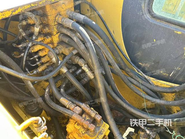 回转马达和主控阀（整机外观）