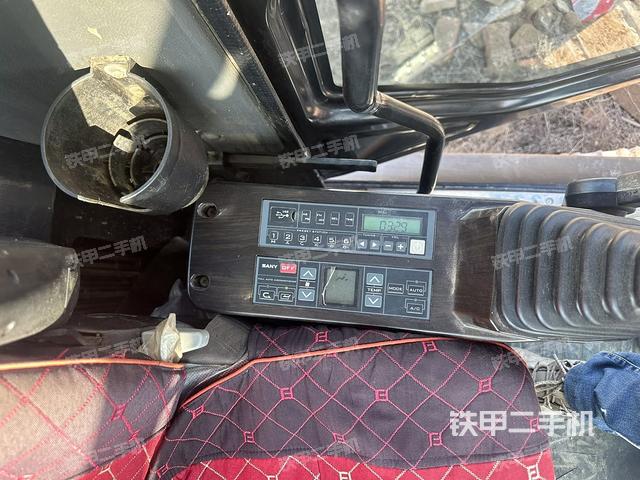 駕駛室整體（整機外觀）