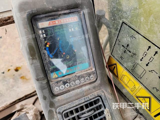 駕駛室整體(整機(jī)外觀) 駕駛室整體(整機(jī)外觀)