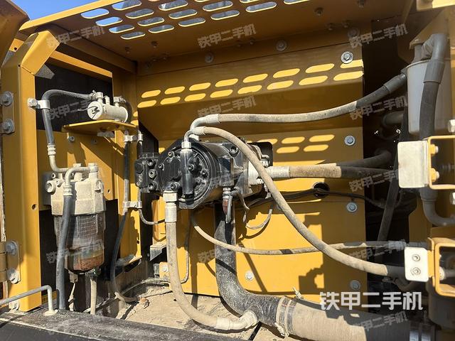 液壓泵艙室正面整體（整機外觀）