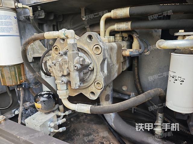液壓泵艙室正面整體(整機(jī)外觀) 液壓泵艙室正面整體(整機(jī)外觀)