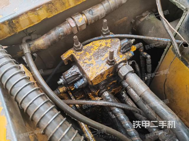 回轉(zhuǎn)馬達(dá)和主控閥(整機(jī)外觀) 回轉(zhuǎn)馬達(dá)和主控閥(整機(jī)外觀)