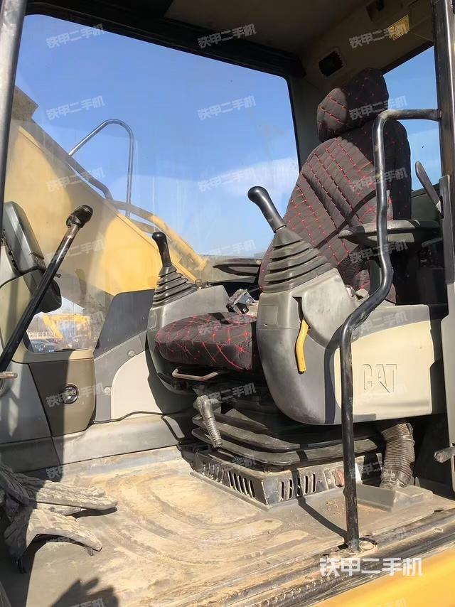 駕駛室整體(整機(jī)外觀) 駕駛室整體(整機(jī)外觀)