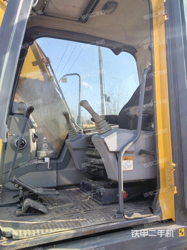 駕駛室整體(整機外觀) 駕駛室整體(整機外觀)