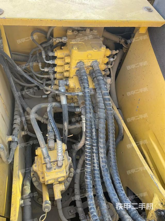 回轉(zhuǎn)馬達(dá)和主控閥(整機(jī)外觀) 回轉(zhuǎn)馬達(dá)和主控閥(整機(jī)外觀)