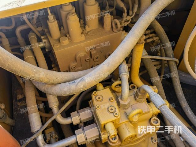 回轉(zhuǎn)馬達(dá)和主控閥(整機(jī)外觀) 回轉(zhuǎn)馬達(dá)和主控閥(整機(jī)外觀)