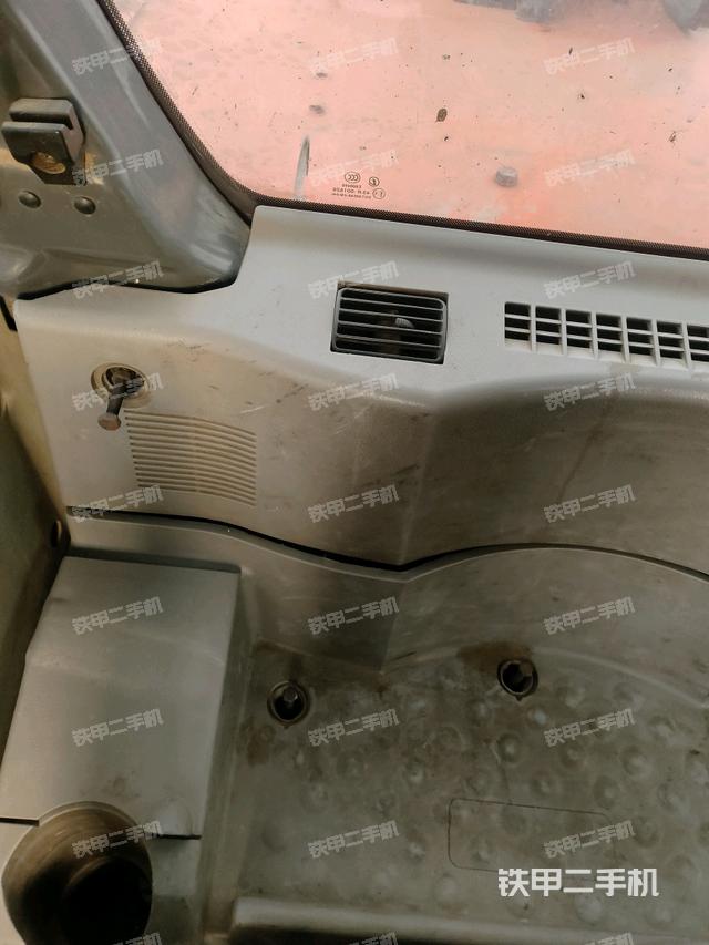 后窗玻璃角標（駕駛室部分）