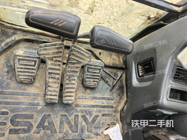 行走控制手柄和踏板?俯拍(駕駛室部分) 行走控制手柄和踏板?俯拍(駕駛室部分)