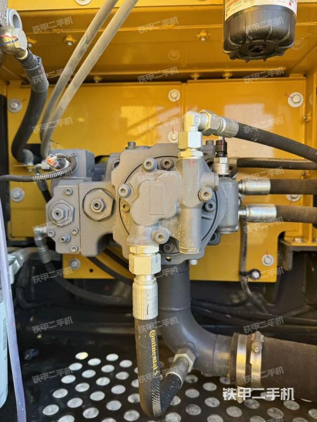 液壓泵艙室正面整體(整機(jī)外觀) 液壓泵艙室正面整體(整機(jī)外觀)