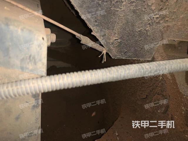 液壓泵艙室正面整體(整機外觀) 液壓泵艙室正面整體(整機外觀)