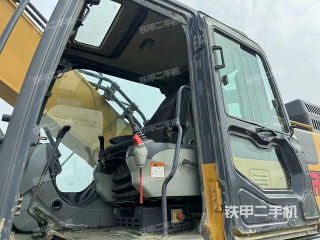 駕駛室整體(整機(jī)外觀) 駕駛室整體(整機(jī)外觀)