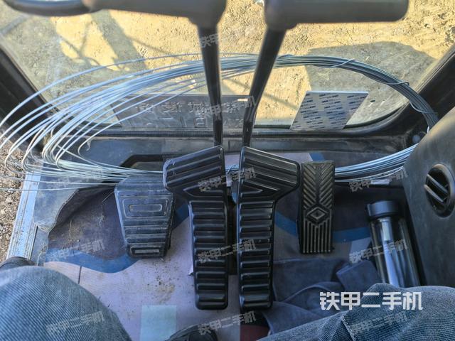 行走控制手柄和踏板?俯拍（駕駛室部分）