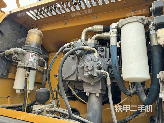 液壓泵艙室正面整體(整機(jī)外觀) 液壓泵艙室正面整體(整機(jī)外觀)