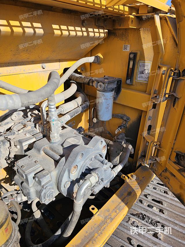 液壓泵艙室正面整體(整機外觀) 液壓泵艙室正面整體(整機外觀)