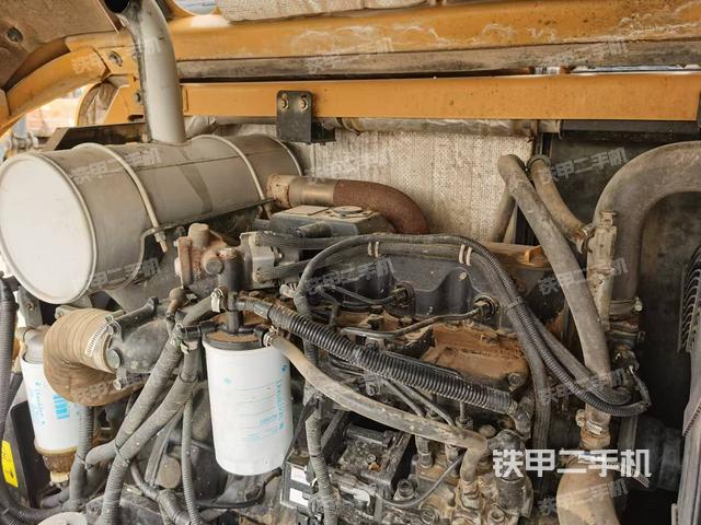 液壓泵艙室正面整體（整機(jī)外觀）