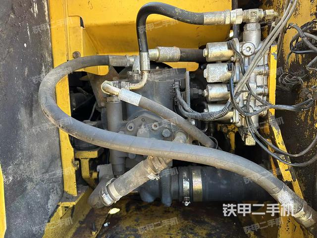 液压泵舱室正面整体（整机外观）