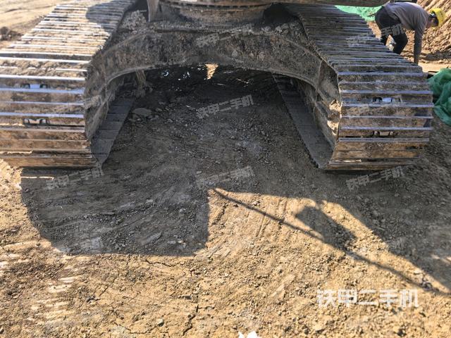 轉(zhuǎn)盤(pán)和下車(chē)架正前（工作和回轉(zhuǎn)裝置）