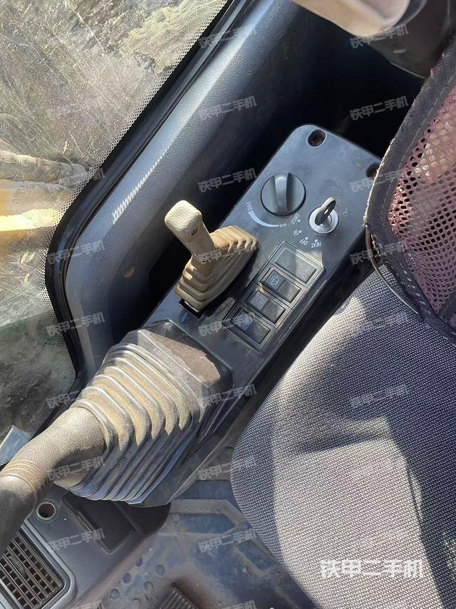 座椅右側(cè)控制臺/鑰匙門/油門/含右手柄（駕駛室部分）