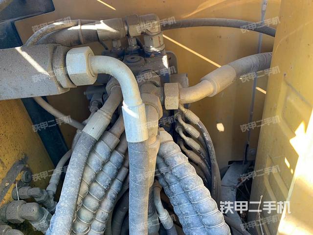回轉(zhuǎn)馬達(dá)和主控閥(整機(jī)外觀) 回轉(zhuǎn)馬達(dá)和主控閥(整機(jī)外觀)