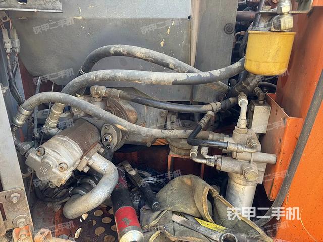 液压泵舱室正面整体（整机外观）