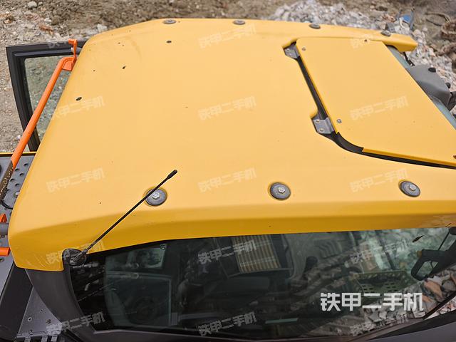 駕駛室頂部(整機(jī)外觀) 駕駛室頂部(整機(jī)外觀)