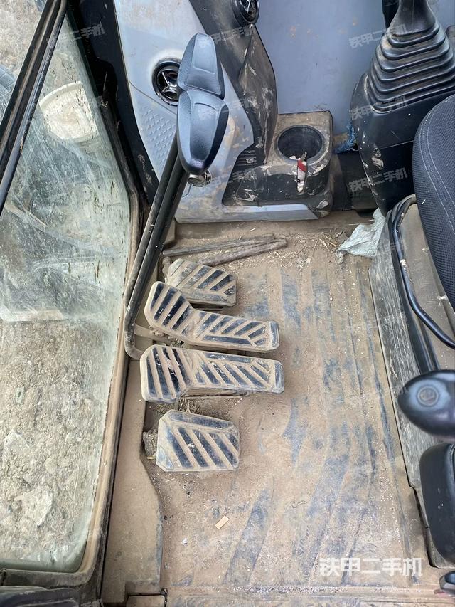 行走控制手柄和踏板?俯拍（駕駛室部分）