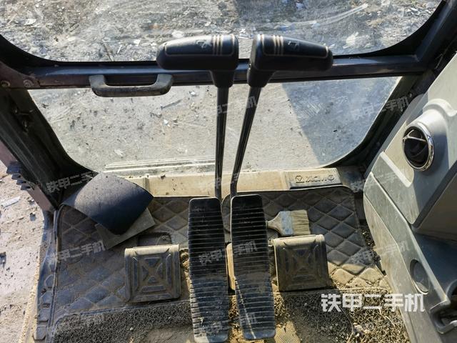 行走控制手柄和踏板?俯拍(駕駛室部分) 行走控制手柄和踏板?俯拍(駕駛室部分)