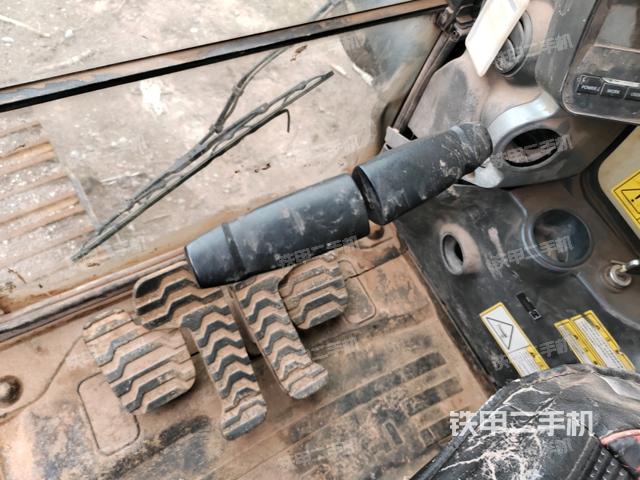 行走控制手柄和踏板?俯拍（駕駛室部分）