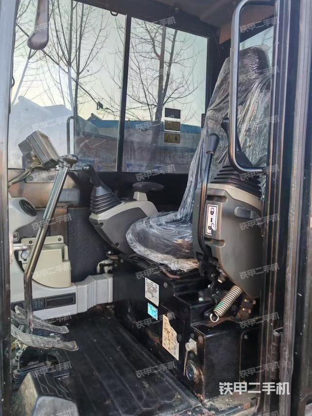 駕駛室頂部(整機(jī)外觀) 駕駛室頂部(整機(jī)外觀)