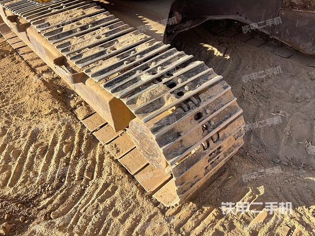 單側(cè)履帶整體(整機(jī)外觀) 單側(cè)履帶整體(整機(jī)外觀)