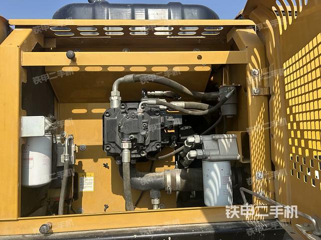 液壓泵艙室正面整體(整機(jī)外觀) 液壓泵艙室正面整體(整機(jī)外觀)