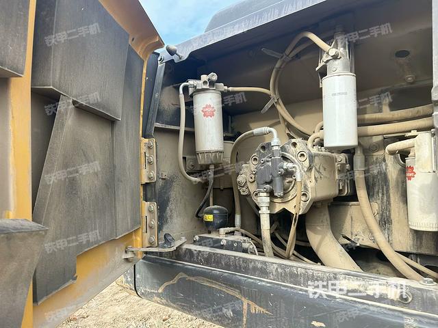 液壓泵艙室正面整體（整機(jī)外觀）