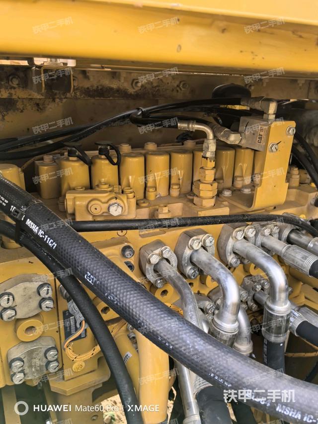 回轉(zhuǎn)馬達(dá)和主控閥（整機(jī)外觀）