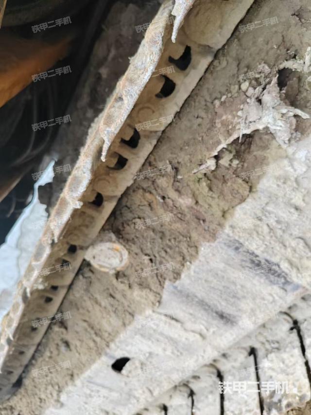 單側(cè)履帶整體(整機(jī)外觀) 單側(cè)履帶整體(整機(jī)外觀)